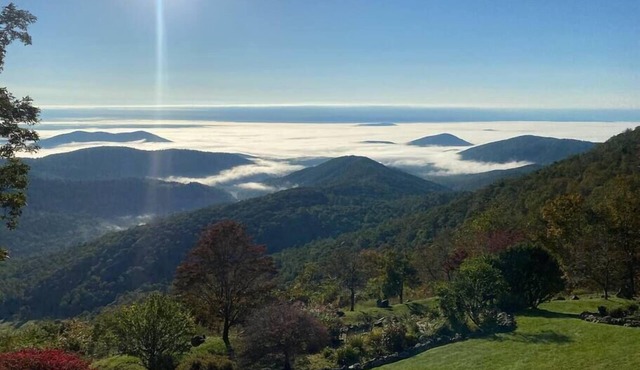 Stunning Mountain-Top Views w Hot Tub & 6 Bedrooms