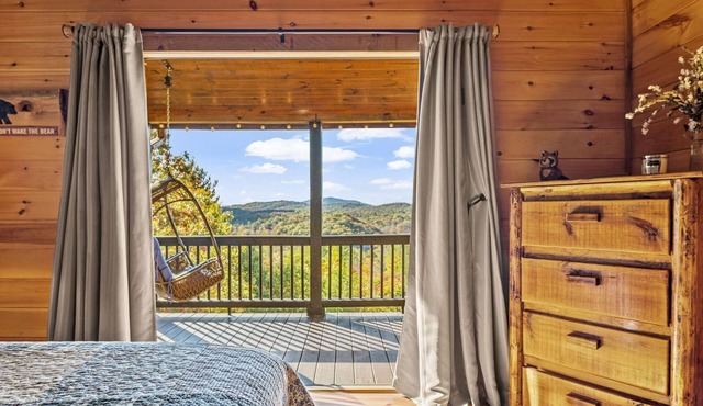 STUNNING mountain views facing sunset, hot tub, 3 king bedrooms + attached baths