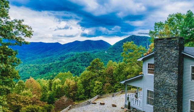 Stunning Mountain Views with Hot Tub & 2 King Suites! Private & Peaceful.
