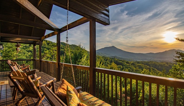 Stunning Mountain Views. Minutes to Nat’l Park. Dog Friendly! Sleeps up to 8.