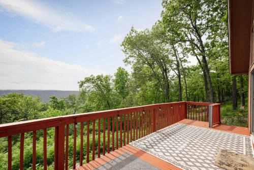 Stunning Mountain Views w Deck & Grill on 5 Acres!