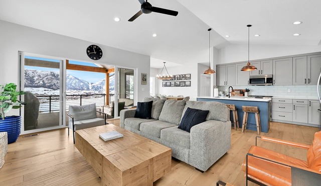 Stunning Mountain-View Home with Hot Tub in Eden