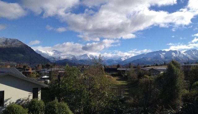 Stunning mountain views, sun soaked, quiet location close to Lake Wanaka
