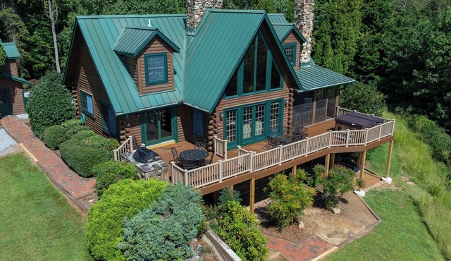 Stunning Mountain Views on 8 Acres with Hot Tub, sleeps 10