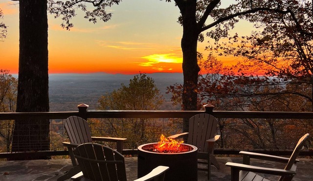 Stunning Mountain Views Sleeps 20 Dog-Friendly Game Room & Fire Pits