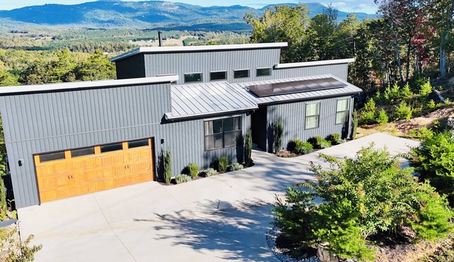 Stunning mountain views with hot tub and sauna!