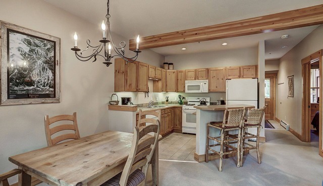 Stunning Mountain Views/Vaulted Ceilings/Hot Tub Access/Private Patio
