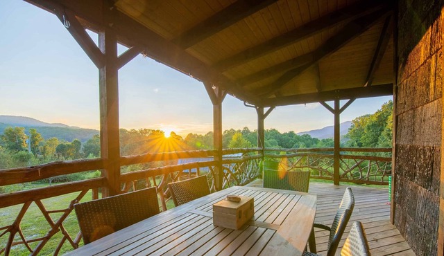 **Stunning Mtn Lodge, Over 10 Private acres, Pond, fishing, Fire-pit, hiking**