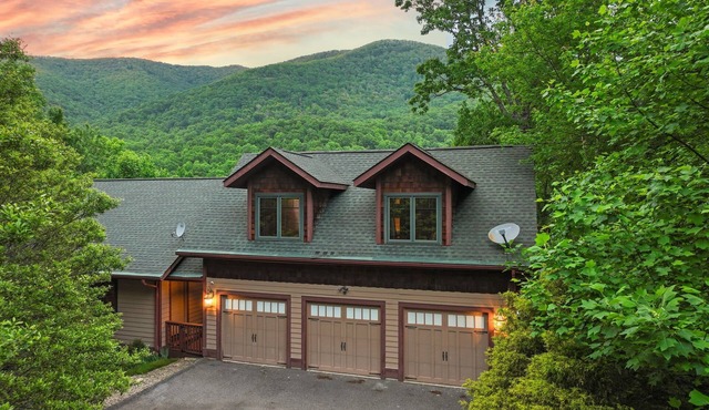 Stunning Mtn Views~ HotTub~Movie Theater~Game Room