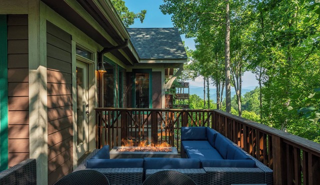 ~Stunning Mtn Views & Gas Fire Table ~Fireplace, Grill, WiFi, Mountain Air~