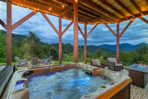 Stunning Mtn Views Hot Tub Fire Pit Sleeps 8