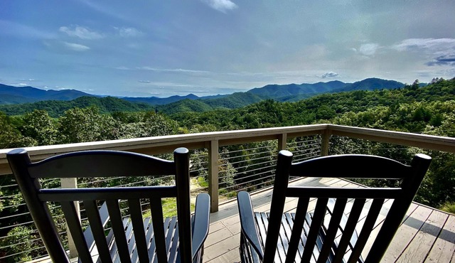 Stunning Mtn Views/Private/Sparkling Hot Tub/WI-FI