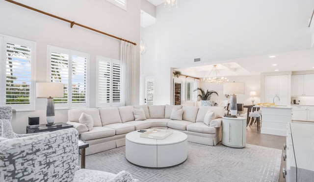 Stunning Naples Condo Near the Beach & Shopping W/Shared Pool & Gas Grills