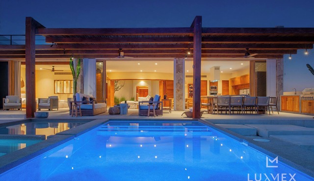 Stunning New Beachfront Villa, staff available upon request