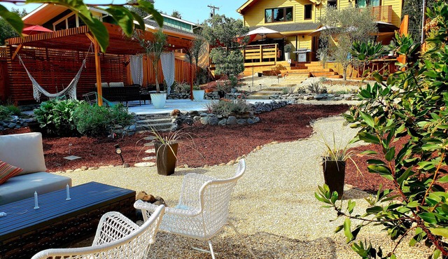 Stunning new home on creek, with spa pool, 5min walk to wineries & restaurants