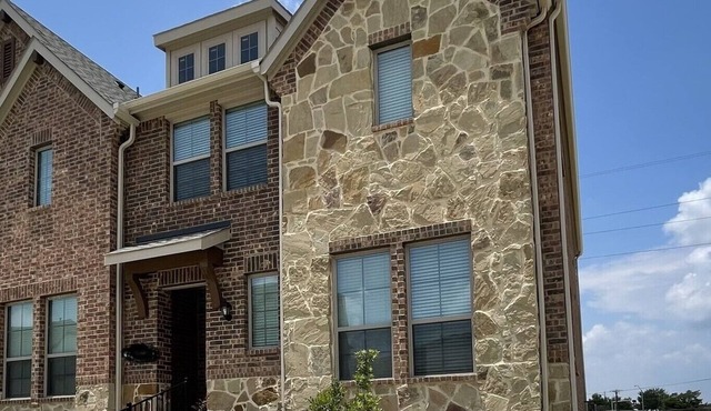 Stunning new home that has it all! Great Location!