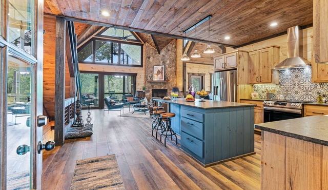 Stunning New Luxury CABIN, close to town. Gated Community! Sleeps 10! Hot Tub