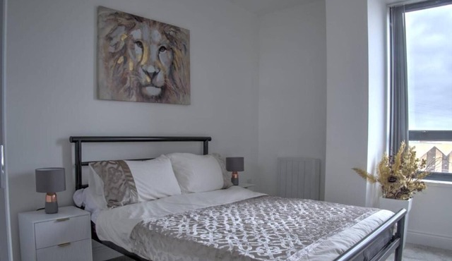 Stunning New Modern 2 Bedroom flat with Parking near Windsor Castle