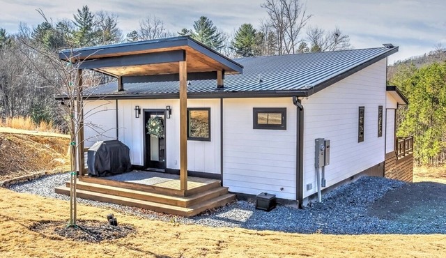 Stunning New Mountain Getaway-Private Pool, hot tub and covered porch
