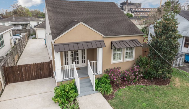 Stunning New Orleans Style Cottage Sleeps 6 with PRIVACY in SAFE Neighborhood