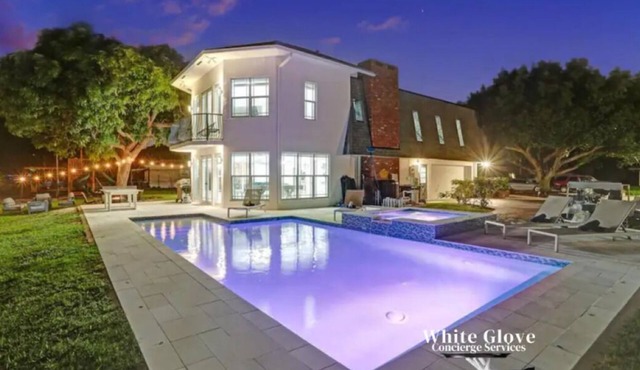 Stunning New Pool Jacuzzi 7BR Game Room Walk to the beach