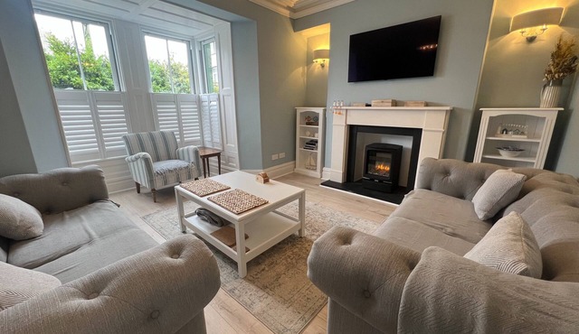 Stunning New Quay House, Dog-Friendly, Sleeps 10, with Convenient Parking for Perfect Getaways