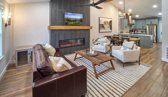 Stunning, Newly Renovated Villa! Close to Strip #2