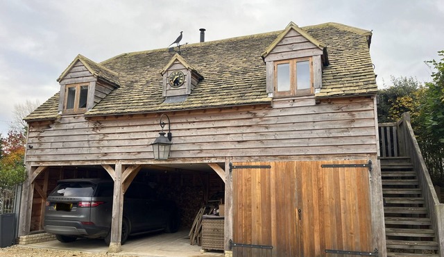 Stunning oak-framed Cotswold holiday home. Entire top floor.