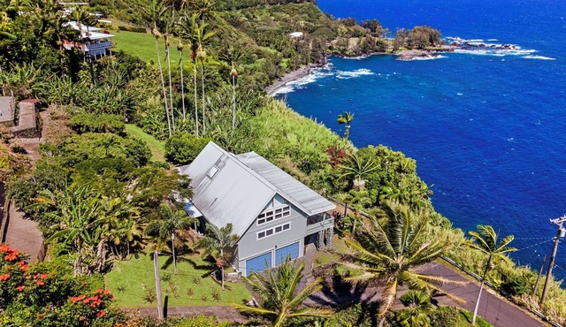 Stunning Ocean-front Retreat Overlooking Laupahoehoe Point