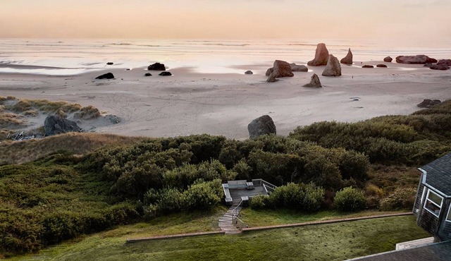 Stunning Ocean Front Home Near Bandon Dunes w/Private Beach Access!