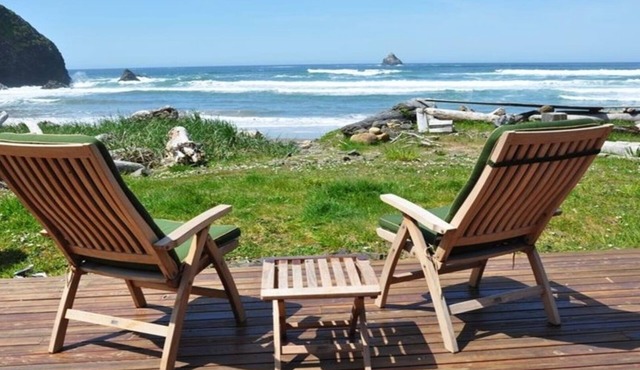 Stunning Ocean-front property, 5 Bedrooms + Den, 3 full Baths, Sleeps 14.