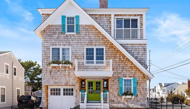 Stunning Ocean-Side 4 Bedroom Property with a Hot Tub and Endless Views