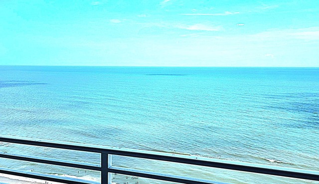 Stunning Ocean Sunrise Escape. One Bedroom with full kitchen and free parking