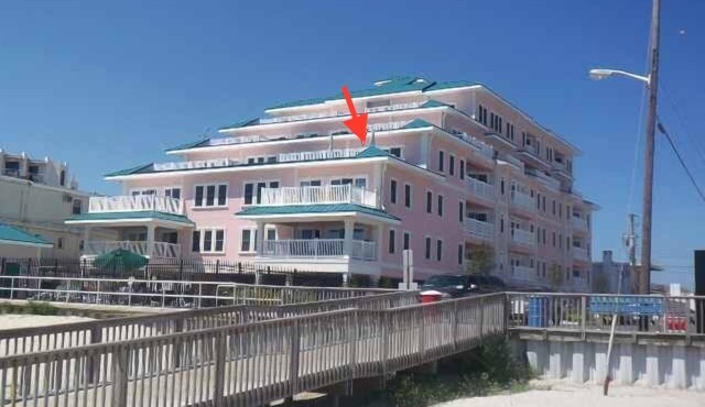 Stunning Oceanfront Condo. 4BR, + Den, Beach Views ALL Windows, 2200sqft 2 enjoy