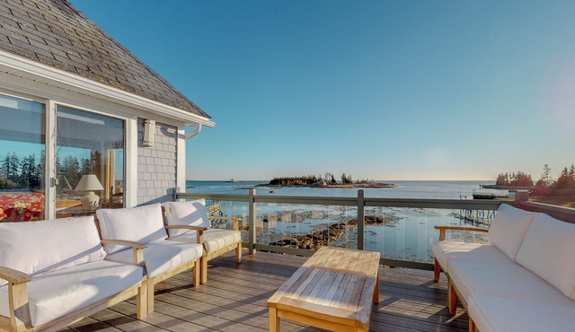 Stunning oceanfront cottage w/private deck and Atlantic views