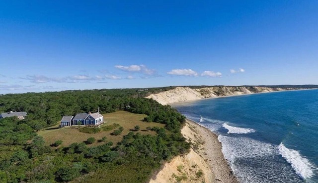 Stunning Oceanfront Home in Chilmark. 2 minutes to the beach.