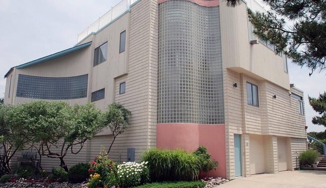 Stunning Oceanfront Home on Quiet Lane with Bay and Ocean Views. Hot tub!