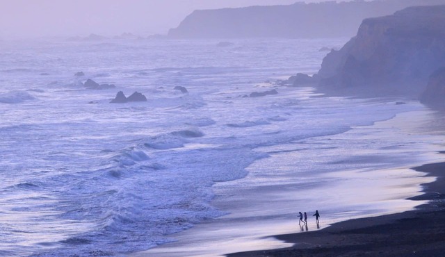 Stunning oceanfront views, beach, hot tub