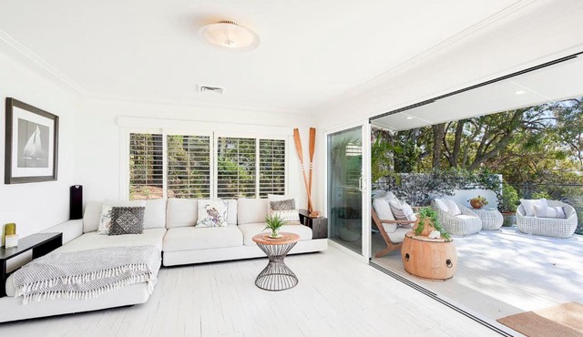 Stunning Oceanview Retreat Between Beach and Bush