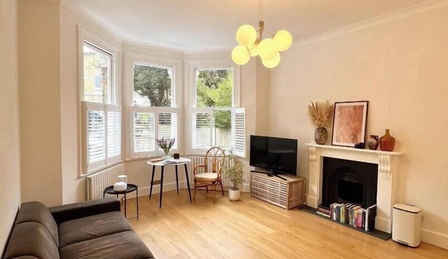 Stunning one bed flat in beautiful St Margaret's