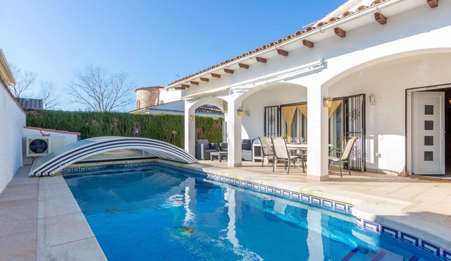 Stunning private villa for 6 guests with WIFI, A/C, private pool, TV, patio and pets allowed