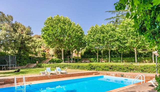 Stunning private villa for 22 people with private pool, WIFI, TV, pets allowed and parking
