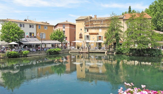 Stunning private villa with hot tub, private pool, WIFI, A/C, TV, patio, pets allowed and parking