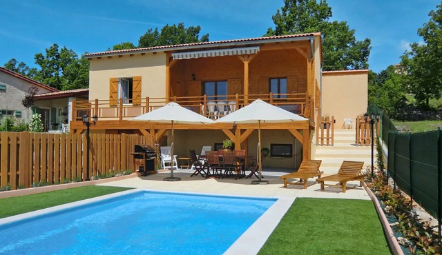 Stunning private villa for 8 guests with private pool, WIFI, TV, terrace and parking