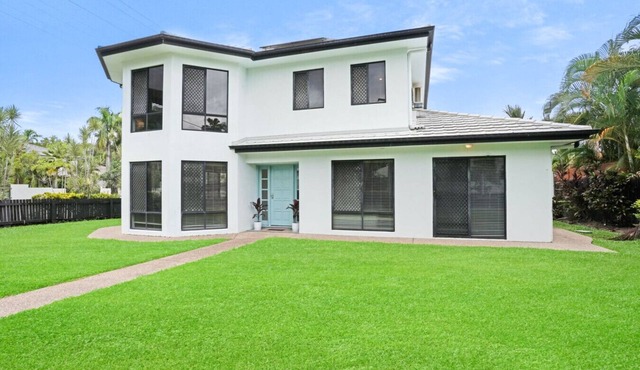 Stunning Palm Cove Family Oasis with Private Pool & Outdoor Dining