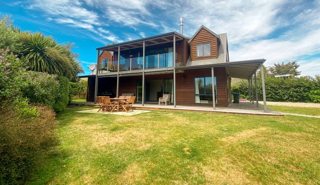Stunning panoramic Lake Views 5 Bedrooms - 15m to Wanaka