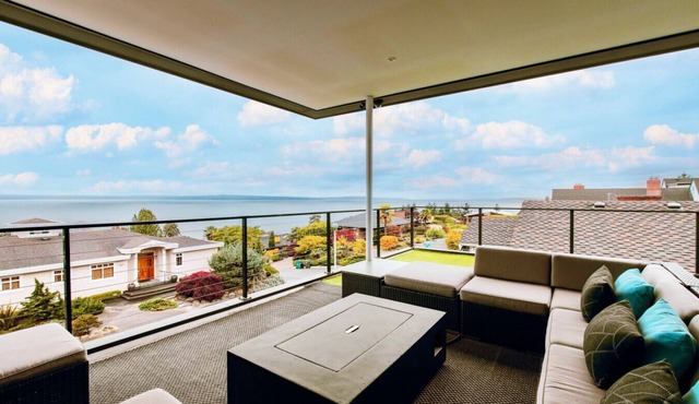 Stunning Panoramic Views Hot Tub Modern 4BR Home