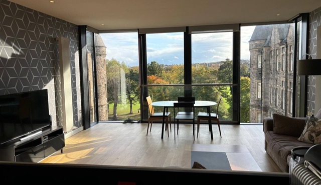 Stunning park view Quartermile apartment close proximity to Castle & University