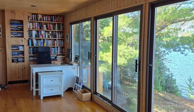 Stunning, Peaceful, lakefront cottage for 10