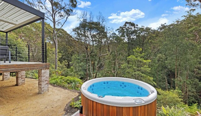 Stunning Peaceful Holiday Haven set on acreage with nearby Waterfall and Jacuzzi